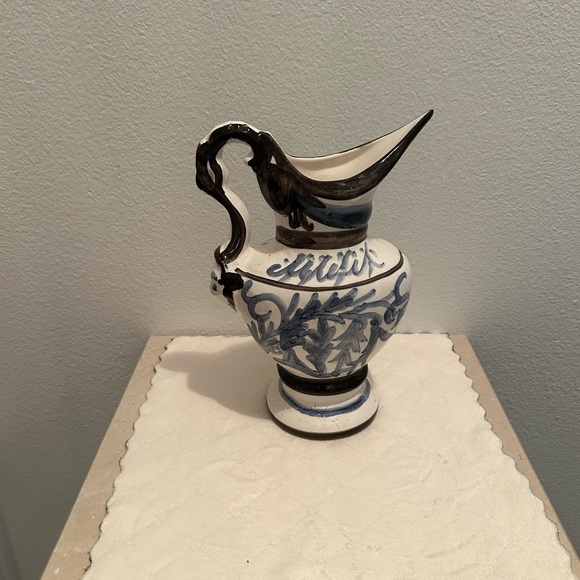 Beautiful hand fashioned pitcher. - Picture 5 of 12